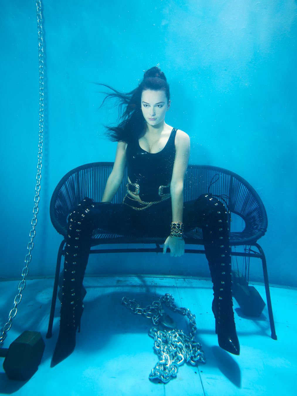 Beim Unterwasser-Shooting in Woche 15 zeigt Ida, wie wandelbar sie ist und kann damit bei Heidi Klum und Starfotograf Russell James punkten.