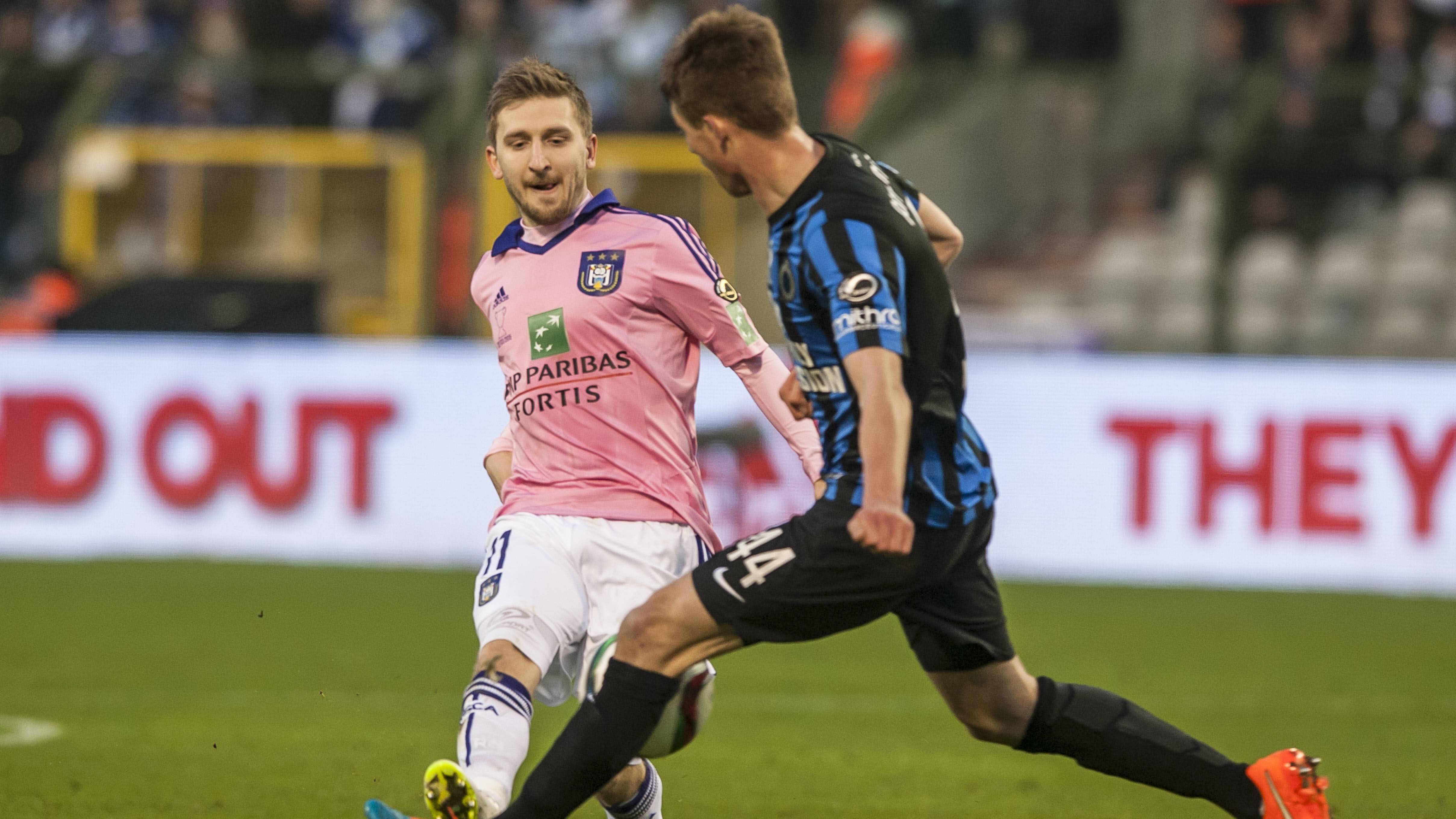 
                <strong>RSC Anderlecht</strong><br>
                Seine vierte Auslandsstation führte den mittlerweile 25-jährigen Marin in die belgische Jupiler Pro League zum RSC Anderlecht. Doch auch dort lohnte es sich für Marin kaum, die Namen all seiner Mitspieler zu merken, denn nach knapp einem halben Jahr war auch dieses Gastspiel schon wieder beendet. Das Reisebüro des FC Chelsea London schickte ihn erneut weiter. Sein nächster Halt war in der Türkei.
              