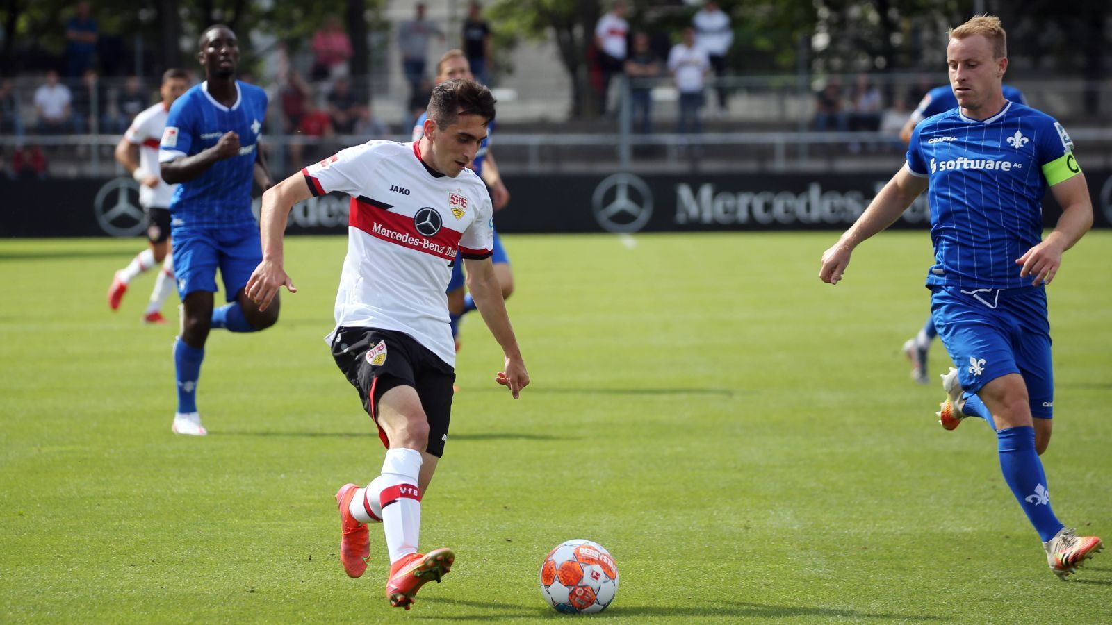 
                <strong>VfB Stuttgart</strong><br>
                Zugänge: Florian Müller (1. FS Mainz 05), Chris Führich (SC Paderborn), Ömer Beyaz (Fenerbahce Istanbul), Nikolas Nartey (SV Sandhausen), Naouirou Ahmada (Juventus Turin II)Abgänge: Nicolas Gonzalez (AC Florenz), Gregor Kobel (Borussia Dortmund), Marcin Kaminski (FC Schalke 04), Jens Grahl (Eintracht Frankfurt), Pablo Maffeo (RCD Mallorca, Leihe), Gonzalo Castro (unbekannt)Voraussichtliche Aufstellung am 1. Spieltag: Müller - Mavropanos, Anton, Kempf - Karazor, Sosa - Massimo, Endo - Förster, Didavi - Al Ghaddioui
              