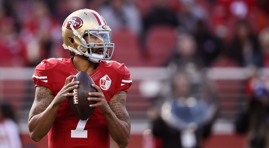 
                <strong>Gewinner: Colin Kaepernick</strong><br>
                Der Quarterback der San Francisco 49ers spaltet die Nation - allerdings weniger mit seinen sportlichen Leistungen, als vielmehr mit seinem Protest bei der Nationalhymne. "Ich werde mich nicht hinstellen und stolz auf eine Flagge sein, die für ein Land steht, das Schwarze und andersfarbige Menschen unterdrückt", erklärt Kaepernick Anfang der Saison. Eine Aktion, die im patriotischen Amerika für große Aufregung und viel Missverständnis sorgt. Aber Kaepernick erreicht sein Ziel. Es wird diskutiert und die Missstände angesprochen. Auch sportlich gesehen geht es bergauf. Der 29-Jährige spielt sich vom Backup zum Starter hoch, auch wenn die 49ers sich einen harten Kampf mit den Browns um das schlechteste Team der Liga liefern.
              