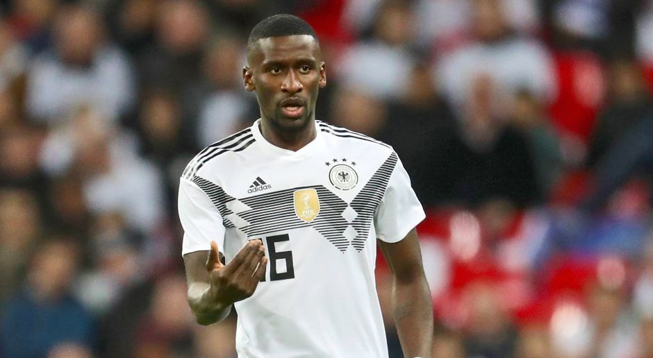 
                <strong>Antonio Rüdiger</strong><br>
                Versuchte immer mal wieder mit langen Bällen die Abwehrreihe der Engländer zu überbrücken. Spielte defensiv gewohnt physisch, wodurch die Engländer viele Freistöße zugesprochen bekamen. Muss daran arbeiten, solche Situationen anders zu lösen. Verhinderte in der 42. Minute ein Gegentor, als er in höchster Not den Schuss von Abraham abblockte. ran-Note: 3
              