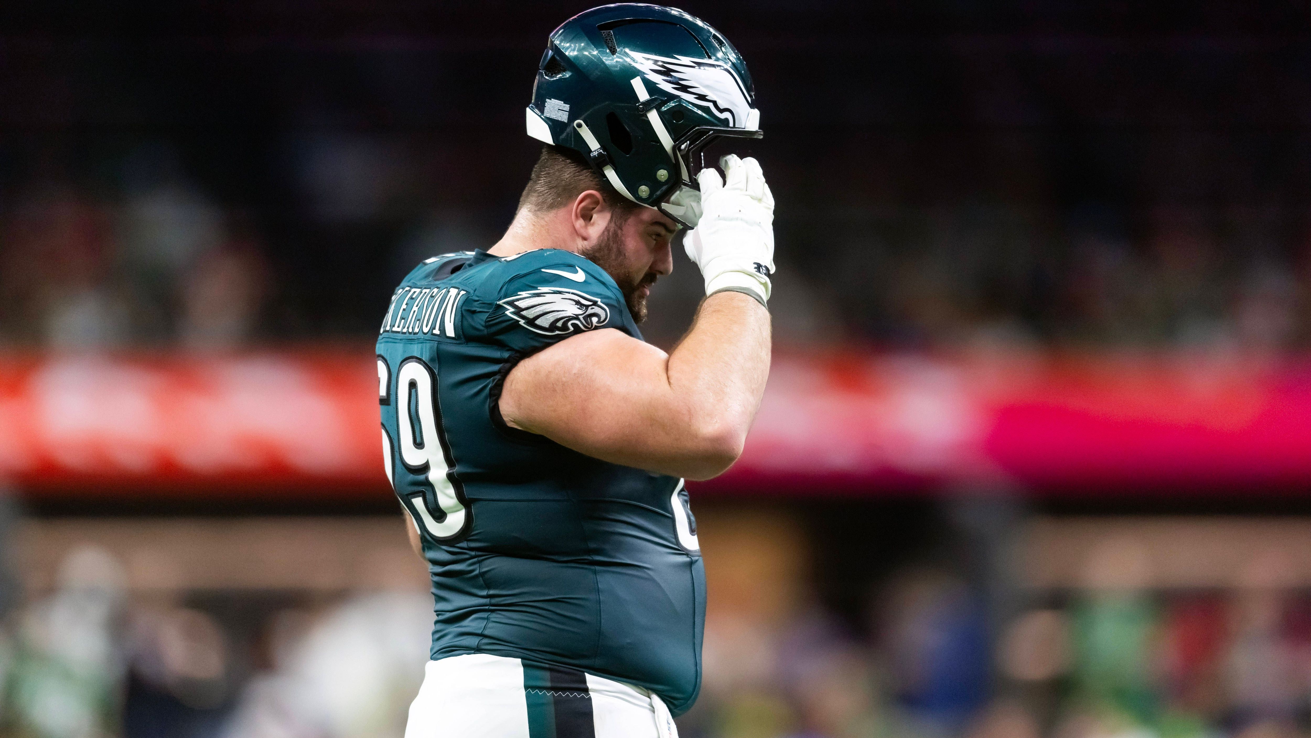 <strong>Landon Dickerson (Philadelphia Eagles)</strong><br>Der Left Guard der Eagles hat sich bei einer öffentlichen Trainingseinheit im Stadion des Super-Bowl-Siegers verletzt. Der 26-Jährige musste nach einer Verletzung am rechten Bein vom Platz gefahren werden. Vorher lag Dickerson minutenlang am Boden und konnte beim Aufstehen nicht wirklich auftreten. Die Fans hielten den Atem an. Eine genaue Diagnose oder Ausfallzeit ist bislang nicht bekannt.