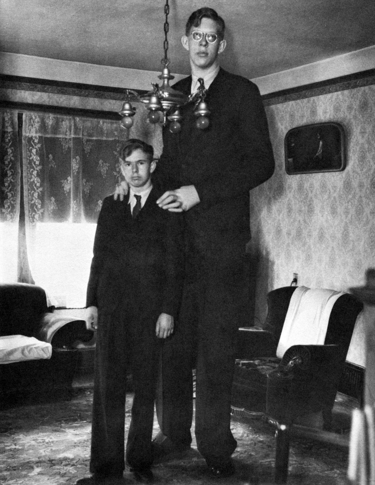 Hier posiert der 17-jährige Wadlow neben seinem Bruder. Zu diesem Zeitpunkt näherte er sich bereits 2,70 Meter Körpergröße.