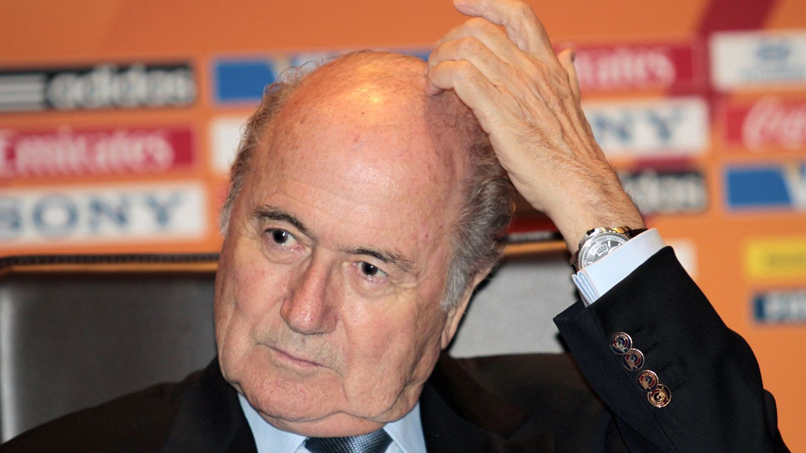 
                <strong>16. Juli 2013</strong><br>
                Blatters Kehrtwende. Der FIFA-Boss sagt völlig überraschend, dass es im Sommer in Katar viel zu heiß sei, um Fußball zu spielen. Die Verlegung in den Winter durch das Exko sei bei der nächsten Sitzung Formsache.
              