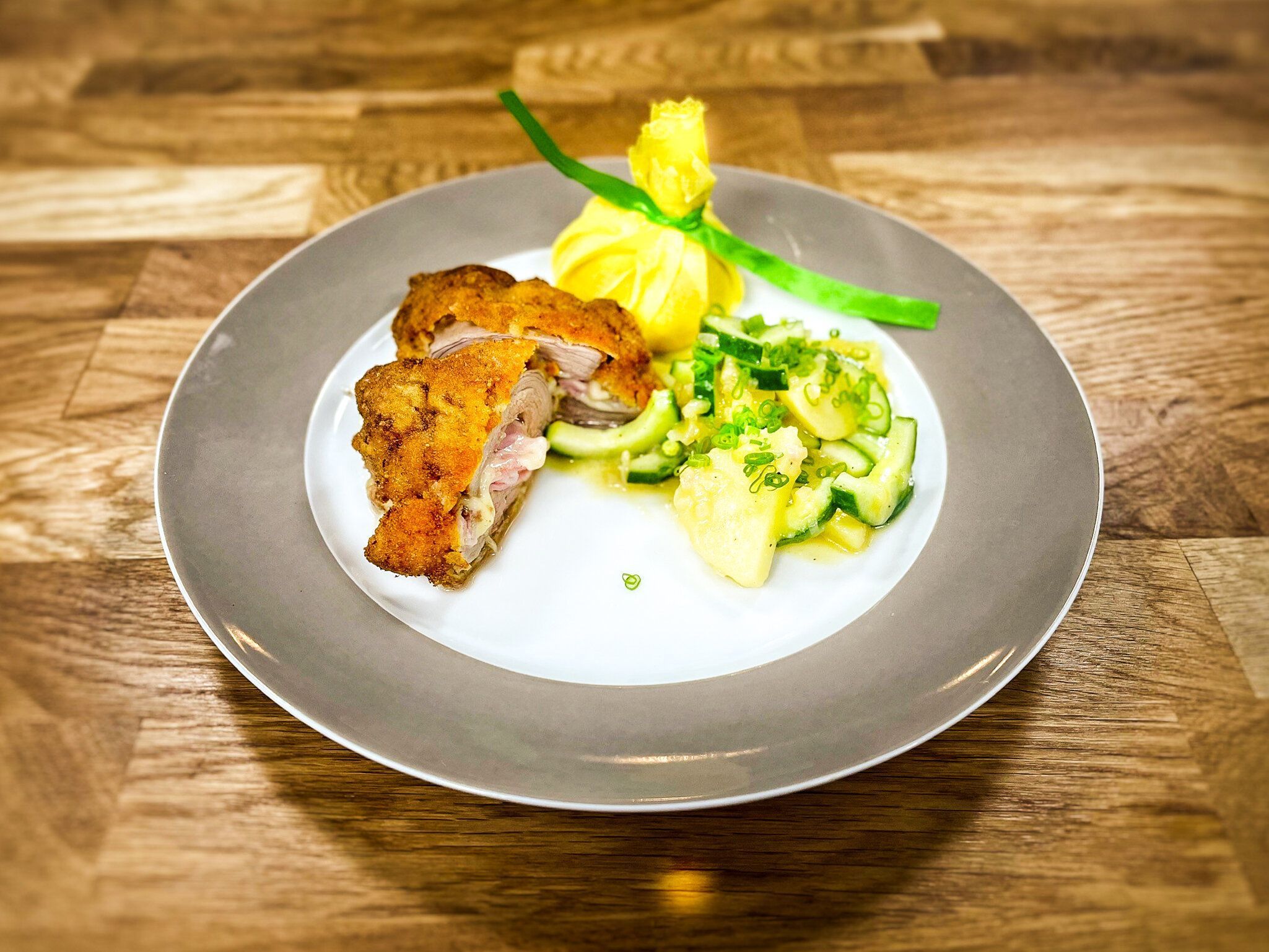 Cordon Bleu (gefülltes Schnitzel) und Kartoffel-Gurken-Salat