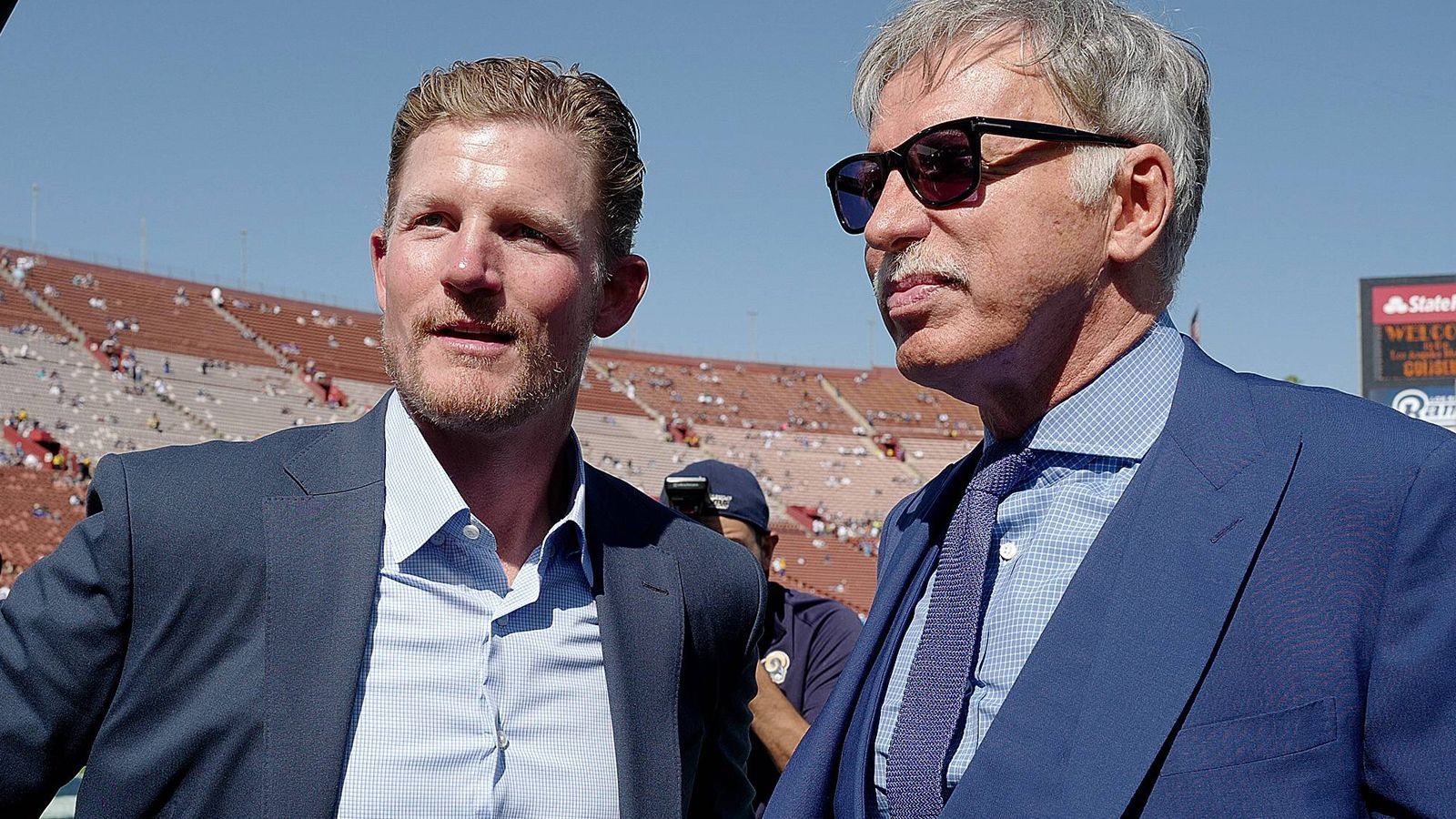 
                <strong>Donald und Co.: So viel Geld haben die Los Angeles Rams in die Hand genommen</strong><br>
                Sind die Los Angeles Rams reif für den Super Bowl? Zumindest ist die Franchise sehr weit vorne, was die finanziellen Bemühungen betrifft, man war in der Offseason sehr aggressiv, ob nun bei Trades, Free Agents oder Vertragsverlängerungen. ran.de zeigt, wie viel Geld die Kalifornier in die Hand genommen haben.
              