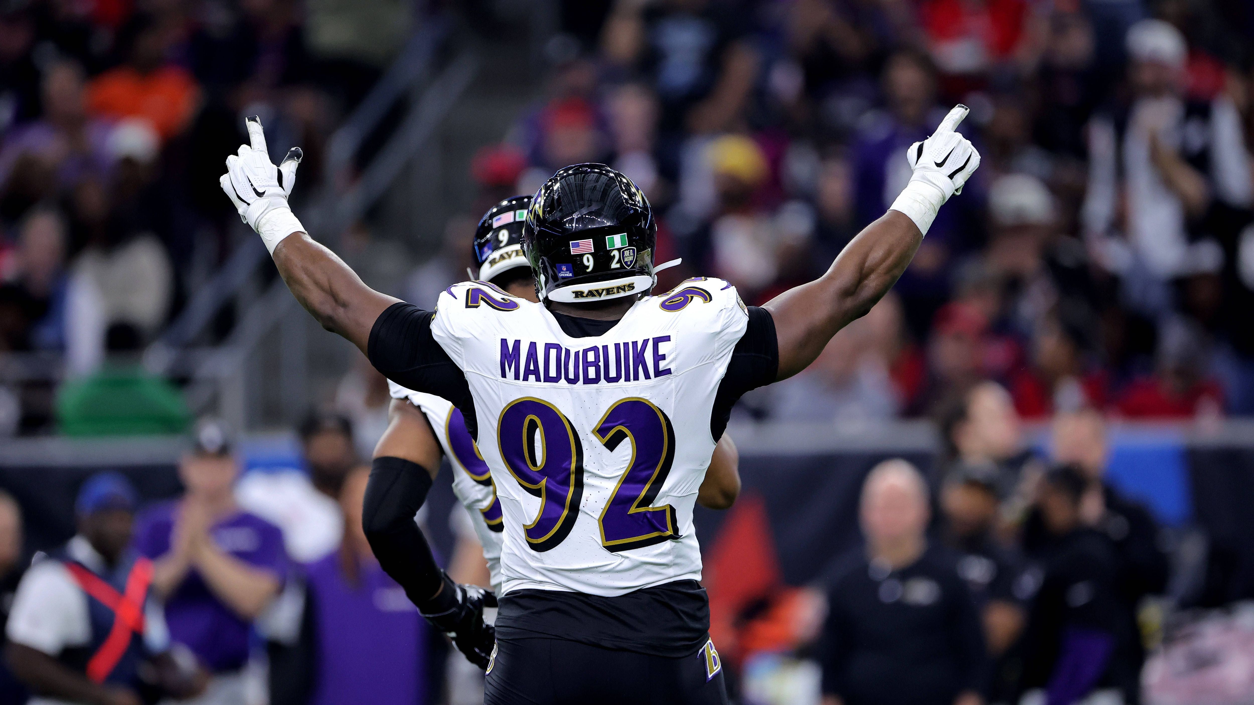 <strong>Nnamdi Madubuike (Baltimore Ravens)</strong><br>Das Verletzungspech der Ravens setzt sich fort: Im Spiel gegen die Kansas City Chiefs erwischte es gleich mehrere Spieler, darunter auch Quarterback Lamar Jackson. Pro Bowl-Defensive Tackle Madubuike war bereits vor dem Spiel gegen die Chiefs auf die Injured-Reserve-Liste gesetzt worden, inzwischen steht aber fest: Aufgrund seiner Nackenverletzung wird er in dieser Saison nicht mehr zum Einsatz kommen.