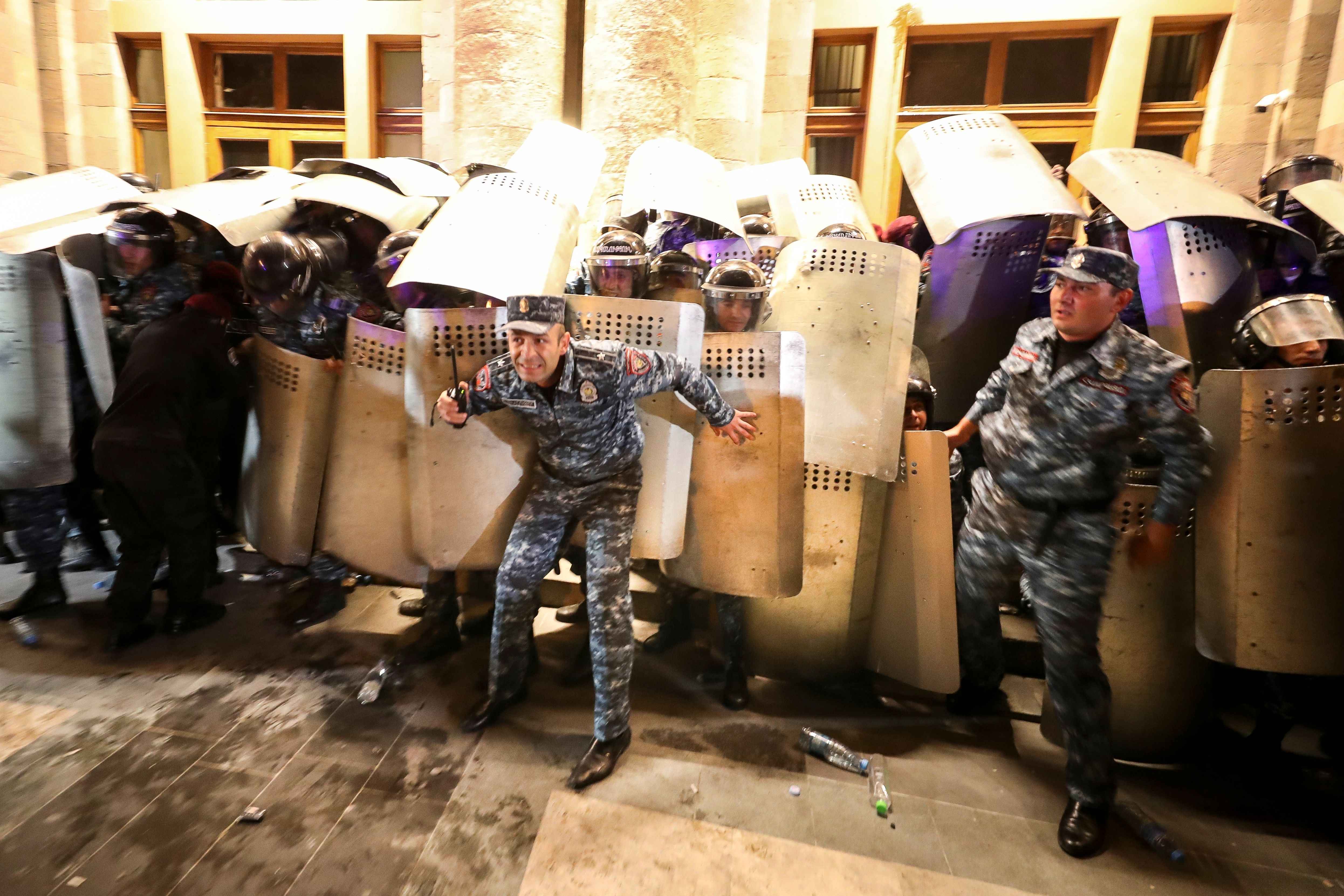 20. September 2023: Polizisten versuchen in Armenien, einen Eingang des Regierungsgebäudes während einer Demonstration gegen Premierminister Pashinyan zu blockieren. Infolge des aserbaidschanischen Militäreinsatzes zur Rückeroberung der Konfliktregion Berg-Karabach sind vor Ort mehrere Zivilisten getötet und verletzt worden.