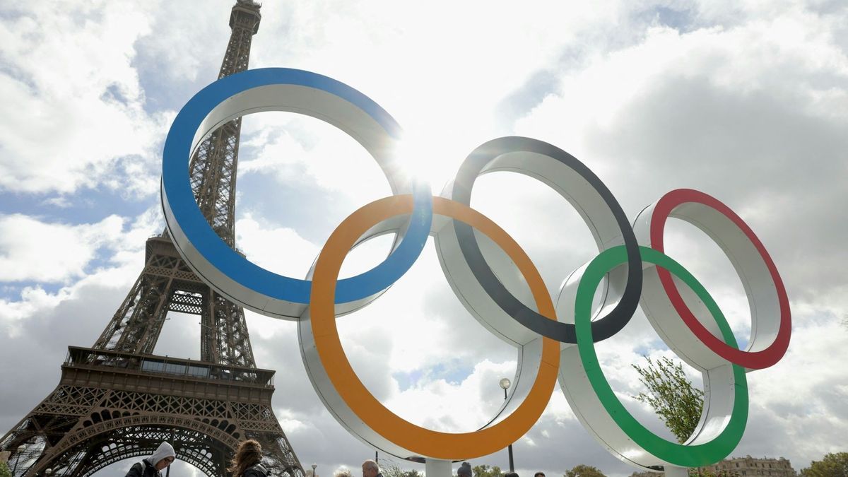 Die Olympischen Ringe vor dem Eiffelturm in Paris