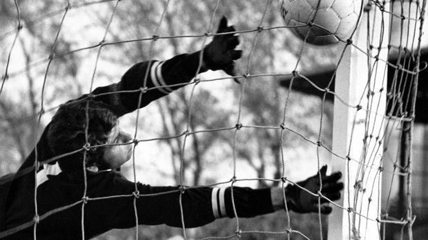 
                <strong>Rot-Weiß Oberhausen</strong><br>
                Rot-Weiß Oberhausen: 1972/1973 vermasselt der Ruhrpott-Klub den Saisonstart so richtig. Immer wieder schlägt es in den ersten fünf Spielen im Kasten ein. Es setzt fünf Pleiten in Serie. Zum Leidwesen von Torhüter Wolfgang Scheid wird die Situation über die Saison nicht besser. Oberhausen steigt als Schlusslicht ab.
              