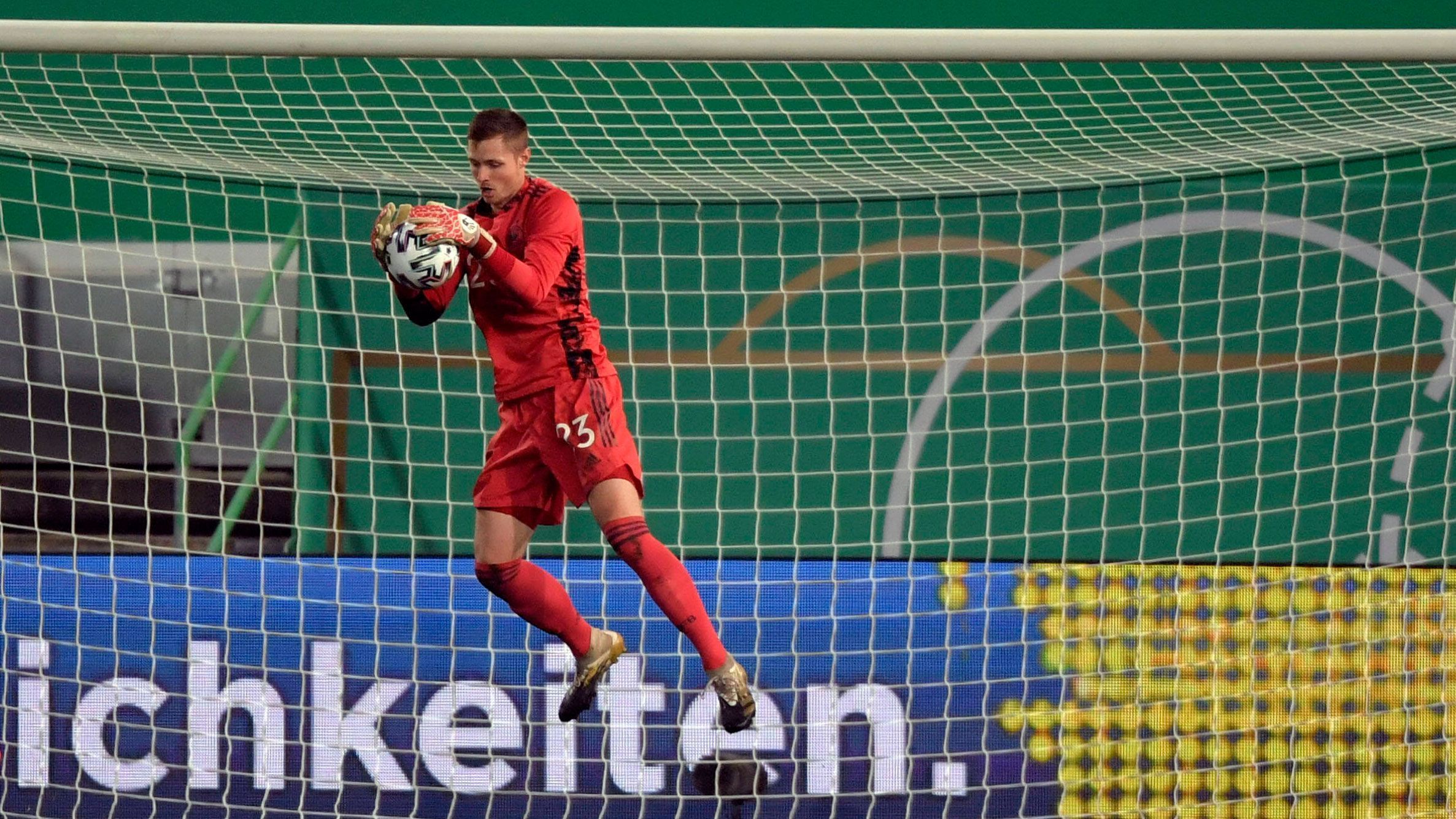 
                <strong>Lennart Grill (Bayer 04 Leverkusen)</strong><br>
                U21-Länderspiele: 7 In der Bundesliga hatte Grill seinen letzten Einsatz im März. Nach einer Verletzung von Stammtorhüter Lukas Hradecky, war der 22-jährige für insgesamt vier Partien in die Startaufstellung der Werkself gerutscht. Bayer verlor drei der vier Spiele und Grill kassierte dabei sieben Gegentreffer. Bei der EM 2021 wartet er bisher noch auf seinen ersten Einsatz, wird aber aller Voraussicht nach auch in der zweiten Phase des Turniers wieder mit von der Partie sein.
              