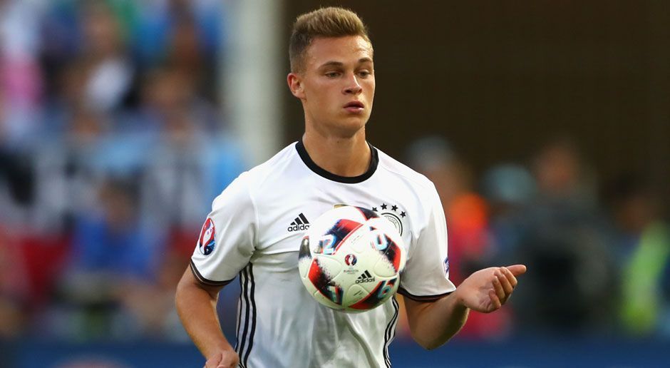 
                <strong>Joshua Kimmich (Bayern München)</strong><br>
                Der Nationalspieler des Jahres 2017 hat seinen Stammplatz als Rechtsverteidiger sicher. Hat defensiv sicherlich noch Luft nach oben, ist mittlerweile aber als Flankengeber und Torschütze (!) ein Albtraum für jeden Gegner.
              