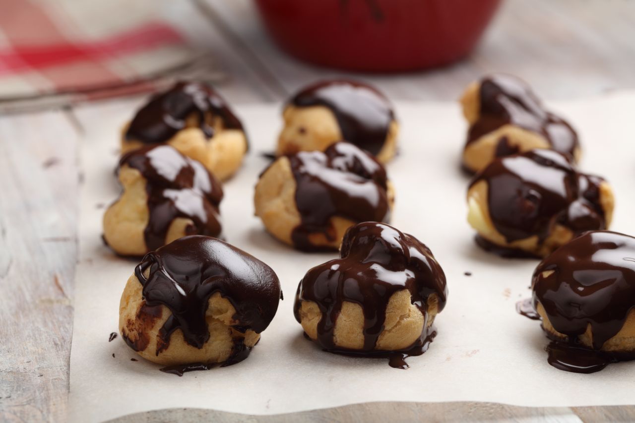 Der Name Profiterole heißt übersetzt so viel wie "kleiner Gewinn". Und das sind die oft mit Vanilleis gefüllten Windbeutel definitiv.