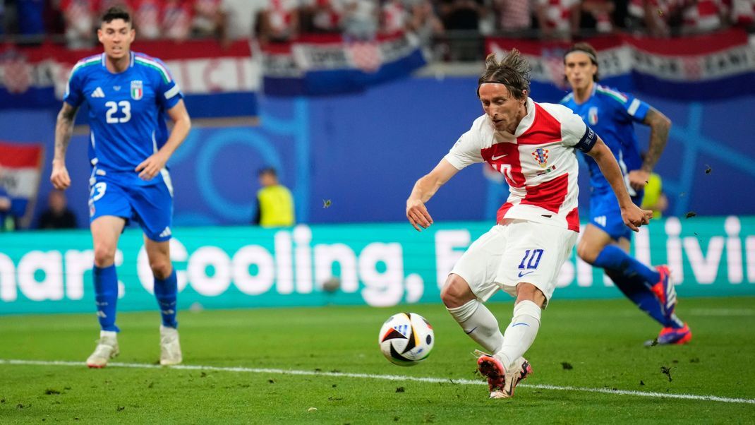 Kroatiens Nationalspieler Luka Modric mit dem Führungstreffer für seine Mannschaft beim Spiel der Gruppe B gegen Italien am 24. Juni in Leipzig