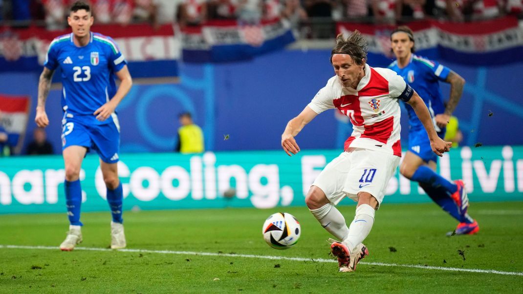 Kroatiens Nationalspieler Luka Modrić (vorn r.) mit dem Führungstreffer für seine Mannschaft beim Spiel gegen Italien am 24. Juni in Leipzig.