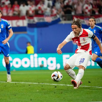 Kroatiens Nationalspieler Luka Modric mit dem Führungstreffer für seine Mannschaft beim Spiel der Gruppe B gegen Italien am 24. Juni in Leipzig