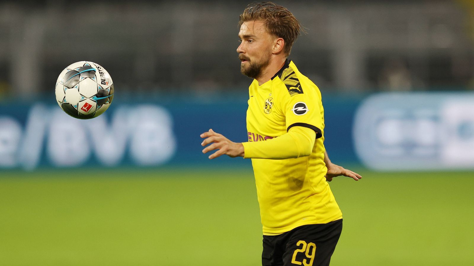 
                <strong>Marcel Schmelzer (Borussia Dortmund)</strong><br>
                258 Bundesliga-Spiele hat Dortmunds Marcel Schmelzer bislang bestritten, keines davon aber in der laufenden Saison. Der 33-jährige Magdeburger ist beim Revierklub außen vor. Eine Knie-Operation setzt den Routinier seit Monaten außer Gefecht, zudem läuft der Vertrag des Außenverteidigers Ende Juni aus. Gibt es also überhaupt noch eine Rückkehr des langjährigen Stammspielers auf den Platz beim BVB? "Er macht jetzt gute Fortschritte, aber natürlich ist es für Marcel eine sehr schwierige Phase in seiner Karriere", erklärte Dortmunds Leiter Lizenzspielerbereich, Sebastian Kehl den "Ruhr Nachrichten". Bereits in den beiden zurückliegenden Spielzeiten kam Schmelzer jeweils nicht auf eine zweistellige Anzahl an Bundesliga-Einsätzen. 2018/19 waren es neun, 2019/20 nur sieben Bundesliga-Auftritte.
              