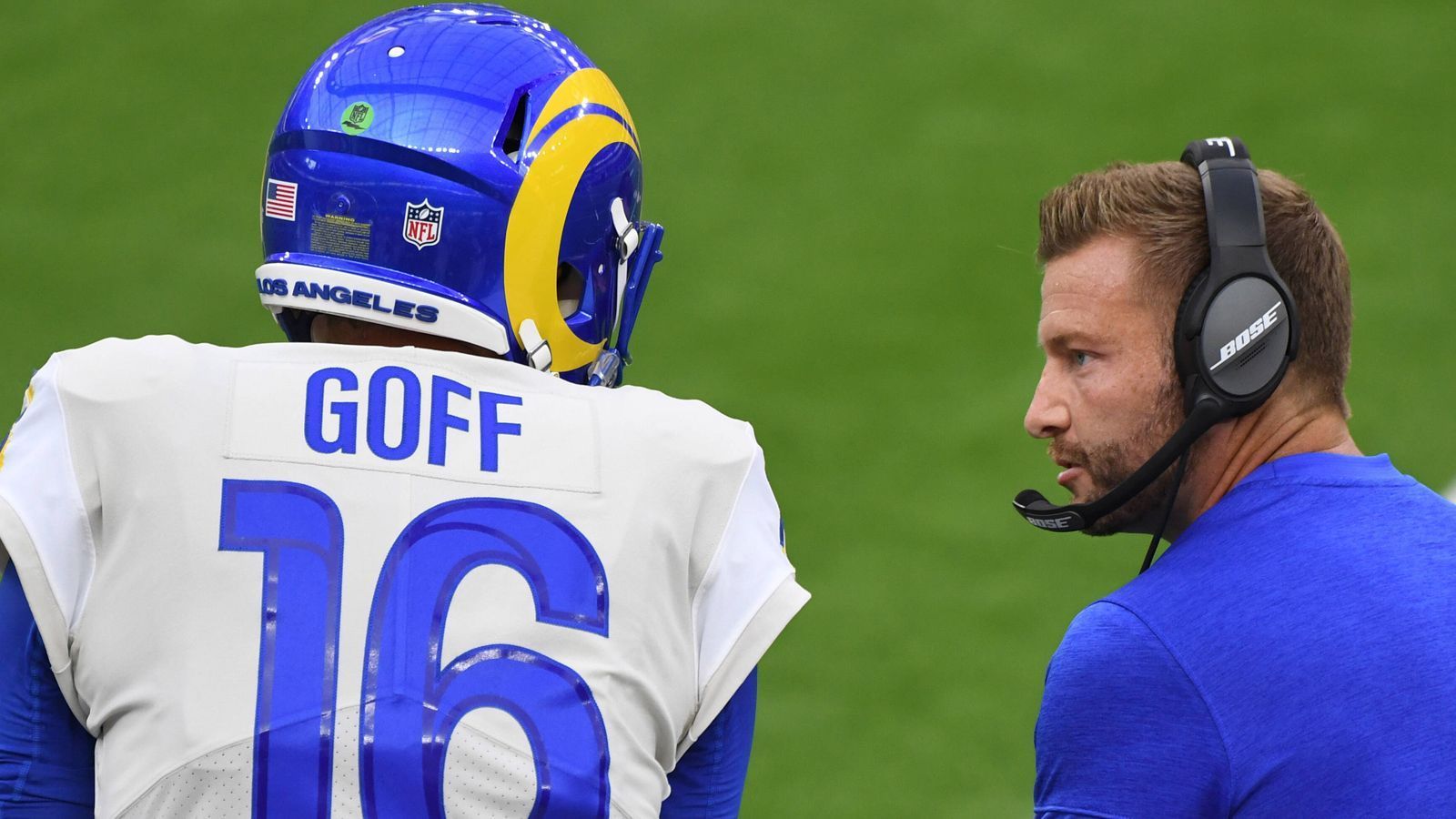 
                <strong>Warum wollten die Rams Goff überhaupt loswerden? </strong><br>
                Die Zahlen zeigen es: Goffs Stern sank nach den ersten beiden starken Saisons leicht, aber er sank stetig. 2020 kam er auf 3.952 Yards und 20 Touchdowns, bei 13 Interceptions und einem Rating von 90. Es war die zweite unkonstante Saison, in der er zu wenig aus den Möglichkeiten machte, die ihm McVay und die Rams boten. Goff ist ein guter Quarterback, aber wohl keiner, der den Unterschied macht, wenn es darauf ankommt. Anstatt nach der Super-Bowl-Schlappe gestärkt zurückzukommen, war bei ihm keine entscheidende Entwicklung zu erkennen. Und bei einem "All In" für den Super Bowl haben die Rams alles, nur keine Zeit mehr.
              