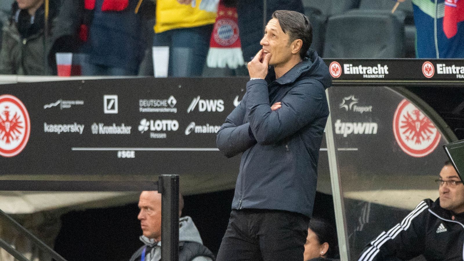 
                <strong>10. Spieltag: Bayern-Beben</strong><br>
                Zwei Momente, die untrennbar miteinander verbunden sind. Am 2. November geht der FC Bayern bei Eintracht Frankfurt mit 1:5 unter. Einen Tag später heißt es zunächst, dass Kovac weitermachen kann, ehe er dann doch seinen Rücktritt anbietet. Die Bayern nehmen an.
              