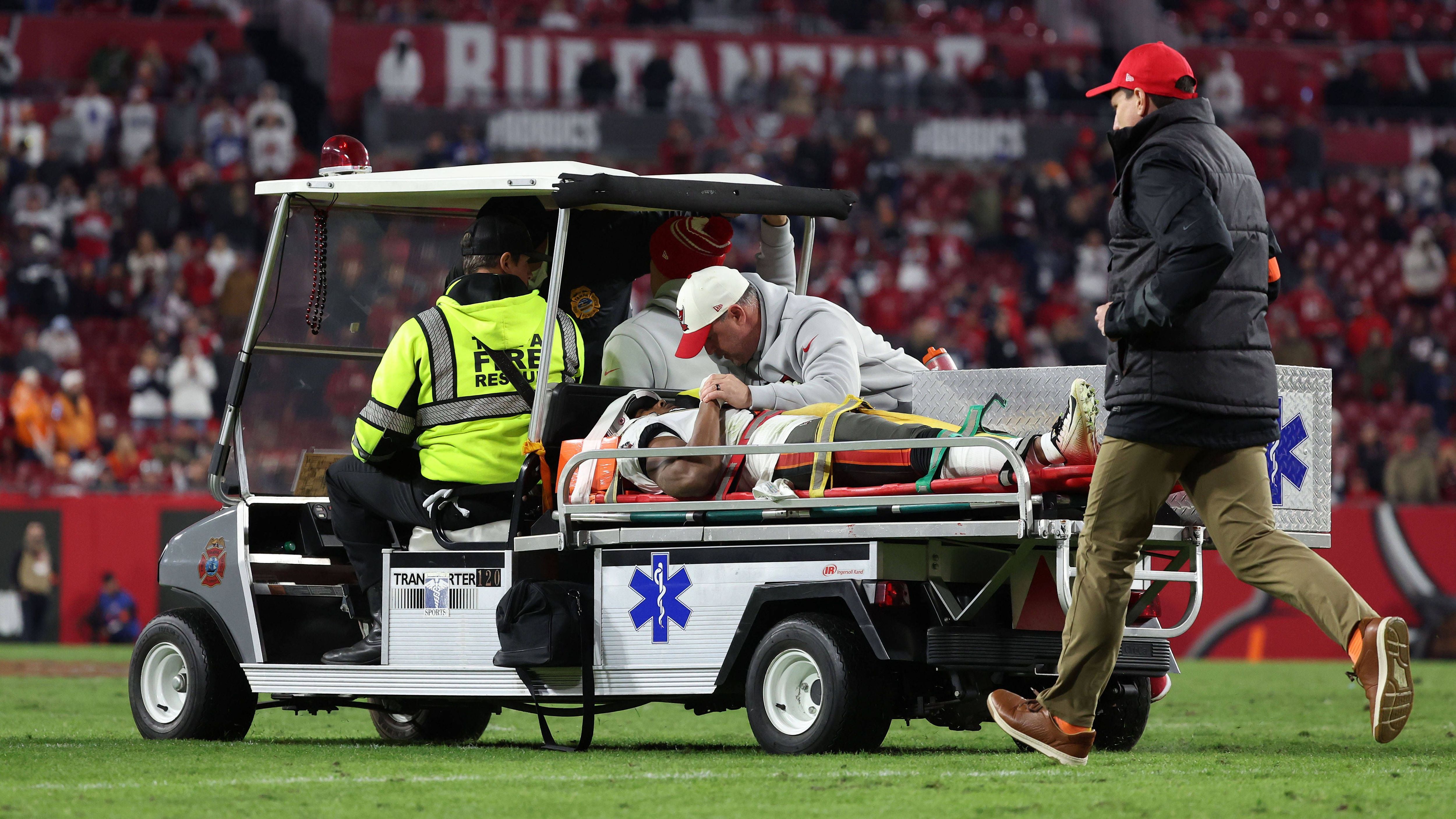 <strong>NFL-Saisonaus 2024: Diese Spieler kommen nicht mehr zum Einsatz</strong><br>Wie in jeder Spielzeit erwischt es auch in der laufenden NFL-Saison 2024 den ein oder anderen Profi, der aufgrund einer schwerwiegenden Verletzung nicht mehr auflaufen wird. <em><strong>ran</strong></em> zeigt, welche Akteure die restliche Saison zum Zuschauen gezwungen sind. (Stand: 15. Dezember 2024)