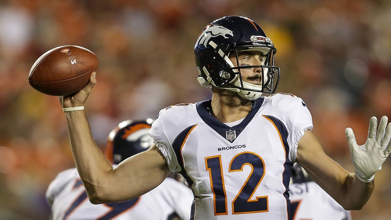 
                <strong>Paxton Lynch (Denver Broncos, 2016 an 26. Stelle)</strong><br>
                Er kam als große Quarterback-Hoffnung. Er sollte der Nachfolger von Superstar Peyton Manning werden. Es wurde ein Missverständnis. Anfang September wurde Lynch nach fünf Spielen, 792 Yards, vier Touchdowns und vier Interceptions in zwei Jahren von den Broncos entlassen. "Diese Entscheidung ist das Beste für alle Beteiligten", sagte General Manager John Elway.
              