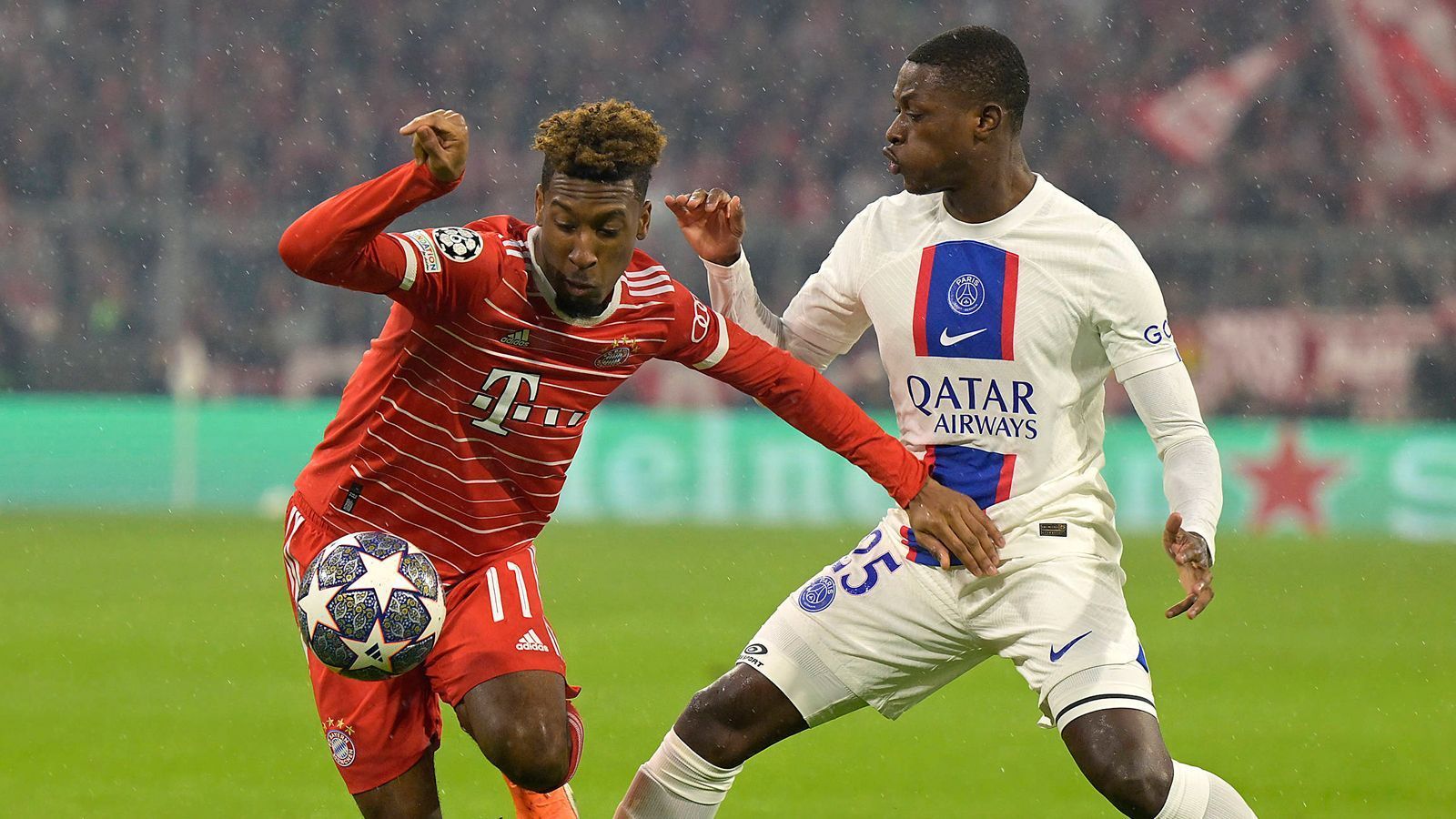 
                <strong>Kingsley Coman (FC Bayern München)</strong><br>
                Während Musiala oft nach innen zieht, hält sich der Franzose einigermaßen konsequent auf der Außenbahn auf. Muss oftmals aus dem Stand seine Flankenläufe starten weil der Platz fehlt. Bei einem Steilpass auf Sane sehr schludrig, womit er eine gute Chance auf das 2:0 zunichte macht. ran-Note: 3
              