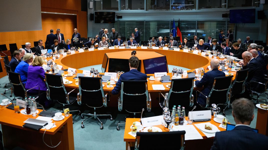 06.11.2023, Berlin: Bundeskanzler Olaf Scholz (SPD) eröffnet den Bund-Länder-Gipfel im Bundeskanzleramt. 