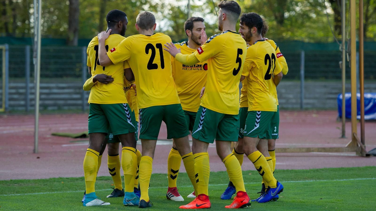 
                <strong>VfL Oldenburg: Nur ein Sieg genügte für den DFB-Pokal</strong><br>
                Der VfL Oldenburg gelangte auf kuriose Art und Weise in den DFB-Pokal. Normalerweise müssen sich die Vereine über mehrere Runden durchsetzen, um schlussendlich den Landespokal zu gewinnen und sich dadurch für den DFB-Pokal zu qualifizieren. Oldenburg genügte ein einziger Sieg gegen den BSV Kickers Emden. Weil der Wettbewerb danach coronabedingt nicht weitergeführt wurde, ist zwischen elf Vereinen ausgelost worden, wer im DFB-Pokal antreten darf.
              