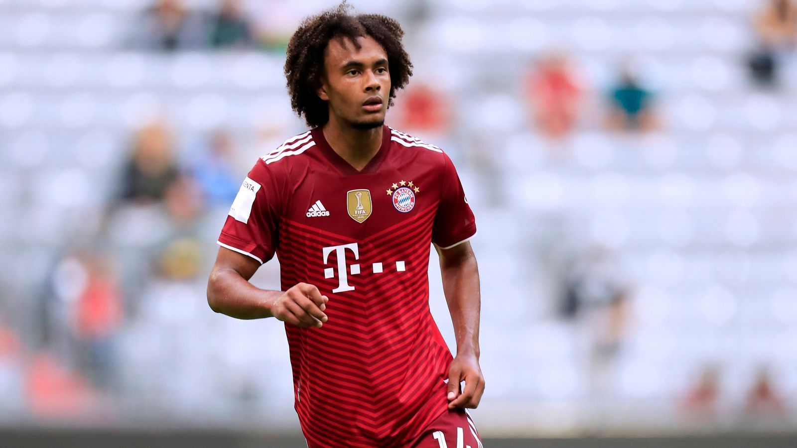 
                <strong>Joshua Zirkzee</strong><br>
                Im aktuellen Kader der Bayern steht mit Stürmer Joshua Zirkzee ein weiterer Niederländer. Der 21-Jährige war in der Saison 2021/22 an den RSC Anderlecht verliehen und überzeugte bei den Belgiern mit 18 Pflichtspiel-Toren und 13 Vorlagen. Anderlecht würde Zirkzee gerne über das Leih-Ende hinaus halten, die Münchner sollen laut "Bild" aber über zehn Millionen Euro Ablöse für den 1,93-Meter-Hünen fordern, der beim deutschen Rekordmeister noch bis 2023 unter Vertrag steht. Für die Bayern-Profis lief Zirkzee bislang in 17 Pflichtspielen auf und erzielte dabei vier Treffer. 
              