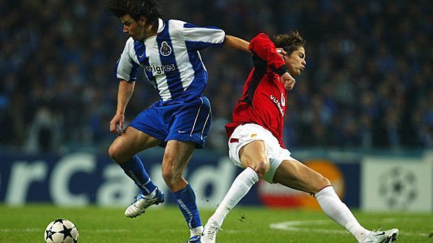 
                <strong>FC Porto gegen Manchester United 2003/2004</strong><br>
                FC Porto gegen Manchester United 2003/2004: Völlig überraschend gewinnen die von Jose Mourinho trainierten Portugiesen in dieser Saison den Henkelpott. Auf dem Weg zum Finale auf Schalke stellt auch Manchester United keinen Stolperstein dar. Der junge Cristiano Ronaldo (re.) und Co. scheitern im Achtelfinale nach einem 1:2 in Portugal und einem 1:1 im Old Trafford. Für Porto trifft der Südafrikaner Benny McCarthy doppelt und bereitet das Tor in England vor.
              