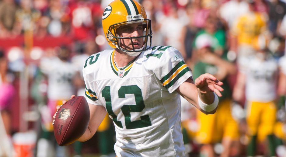 
                <strong>2010: Gehirnerschütterungen</strong><br>
                Nahezu jeder NFL-Profi erleidet im Laufe seiner Karriere mehrere Gehirnerschütterungen. Bei Aaron Rodgers sind die Vorfälle aber schon einige Jahre her. Im Dezember 2010, in Week 14, zog er sich er im Spiel gegen die Detroit Lions eine Gehirnerschütterung zu und fehlte daraufhin im folgenden Spiel gegen die Patriots. Zuvor diagnostizierten die Ärzte bereits Anfang Oktober eine Gehirnerschütterung, der Quarterback verpasste aber keine Partie.
              