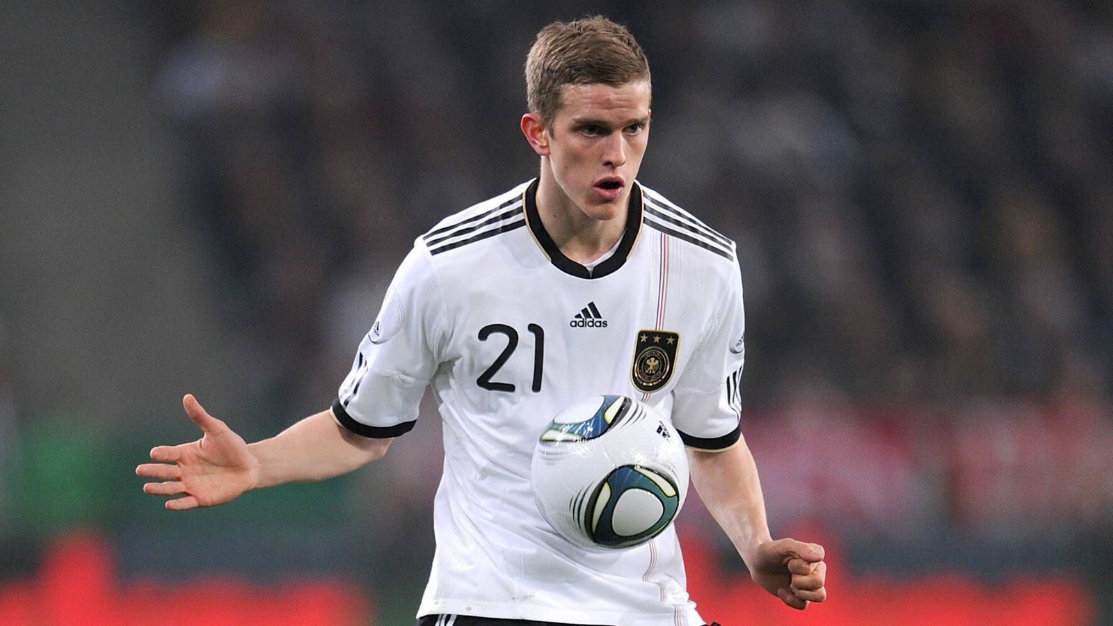 
                <strong>2012 gestrichen: Sven Bender (Borussia Dortmund)</strong><br>
                Im Gegensatz zu Zwillingsbruder Lars kommt die Nationalmannschaftskarriere von Sven Bender nur schwer in die Gänge. Besonders deutlich wird dies vor der EM 2012. Während Sven noch aus dem Kader gestrichen wird, darf Lars als Stammspieler zur Endrunde fahren. Zwei seiner bis heute sieben Länderspiele bestreitet Sven vor der EM. Seit 2013 wird er nicht mehr berufen.
              