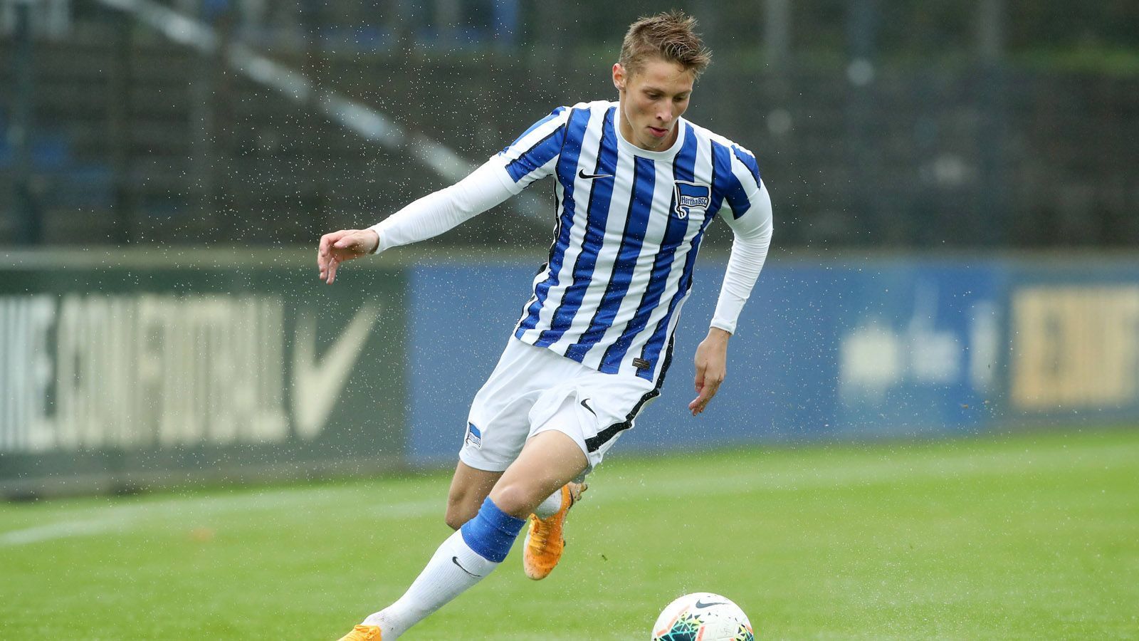 
                <strong>Ungarn: Der Star - Palko Dardai</strong><br>
                Palko Dardai, Sprössling von Hertha-Coach Pal Dardai, steht inzwischen wieder in der Heimat beim Topklub MOL Fehervar unter Vertrag. Die EM wird seine erste große Herausforderung im Team von Ungarn, schließlich spielte Dardai junior zuvor für den DFB-Nachwuchs. Daher wird er im Duell mit dem deutschen Team sicherlich extra motiviert sein, schließlich kennt er wohl so manchen Spieler noch als Teamkollegen. 
              