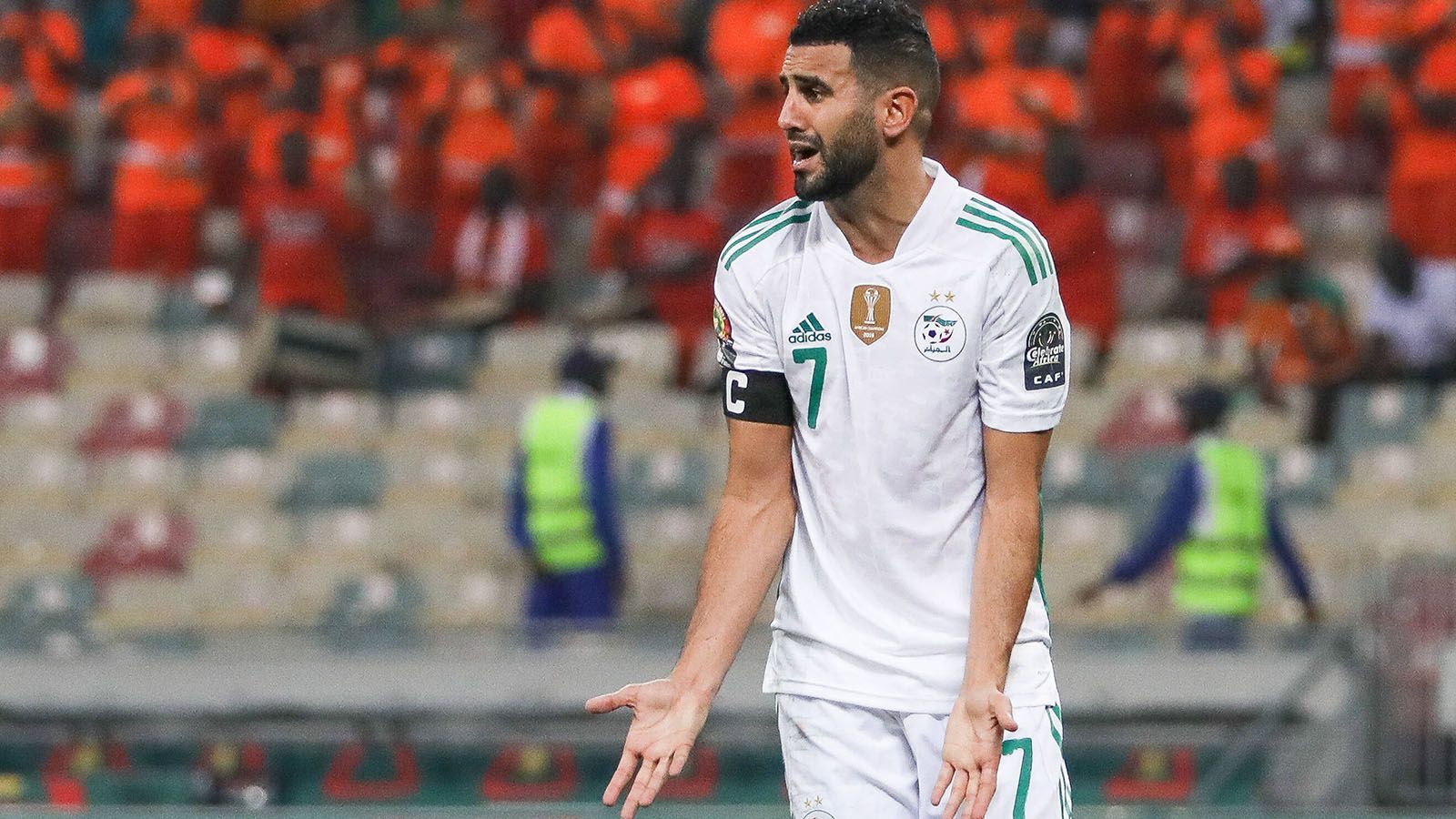 
                <strong>Riyad Mahrez (Algerien)</strong><br>
                Wenige Sekunden fehlten dem Afrika-Cup-Gewinner von 2019 zur Qualifikation zur WM in Katar. Nach einem 1:0 im Hinspiel setzte es im Rückspiel eine 1:2-Niederlage gegen Kamerun. Besonders bitter: Algerien kassierte den Treffer erst in der vierten Minute der Nachspielzeit. Für den Star von Manchester City wäre es nach 2014 die zweite WM-Teilnahme gewesen. In Brasilien kam der mittlerweile 31-Jährige allerdings nur einmal zum Einsatz.
              