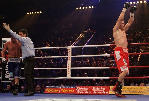 
                <strong>Im Fokus: Das ist Robert Stieglitz</strong><br>
                Stieglitz bekam am 22. August 2009 seine zweite WM-Chance. In Budapest gewann er den WBO-Titel gegen Karoly Balzsay durch technischen K.o.. Er war nach Max Schmeling, Ralf Rocchigiani und Markus Beyer erst der vierte Deutsche, der im Ausland Weltmeister wurde.
              