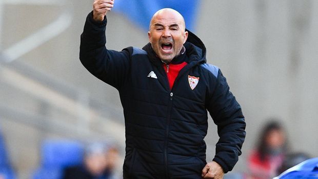 
                <strong>Jorge Sampaoli</strong><br>
                Jorge Sampaoli: Neben den vielen angeblichen Kandidaten mit Barca-Vergangenheit gibt es offenbar auch zwei sehr heißblütige Argentinier auf Barcas Liste. Einer von ihnen ist Sevillas Coach Sampaoli. Er übernahm die Andalusier als Nachfolger von Unai Emery erst zur laufenden Saison, war zuvor Nationaltrainer Chiles und gewann 2015 mit Arturo Vidal und Co. die Copa America. Der 56-Jährige führte bereits Sevilla in seiner ersten Saison direkt in die Spitzengruppe der Primera Division. Sampaolis Vertrag läuft noch bis zum Sommer 2018.
              