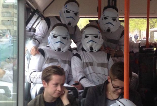 
                <strong>Englische Fans als Stormtroopers im Stadion</strong><br>
                Die Einwohner der englischen Stadt Plymouth haben sich wohl gefühlt wie im falschen Film: Eine Invasion an Stormtroopers war in der Stadt unterwegs. Alle hatten nur ein Ziel: das Stadion. Denn Fußballfans des englischen Viertligisten Hartlepool United steckten hinter dieser verrückten Star-Wars-Aktion ...
              