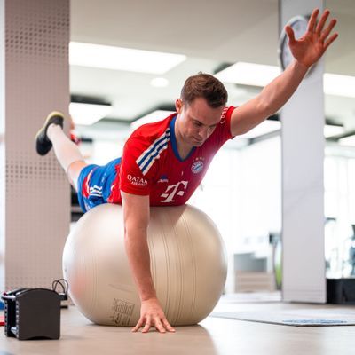 FC-Bayern-Torhüter Manuel Neuer bei Cardio-Übungen im Fitnessraum