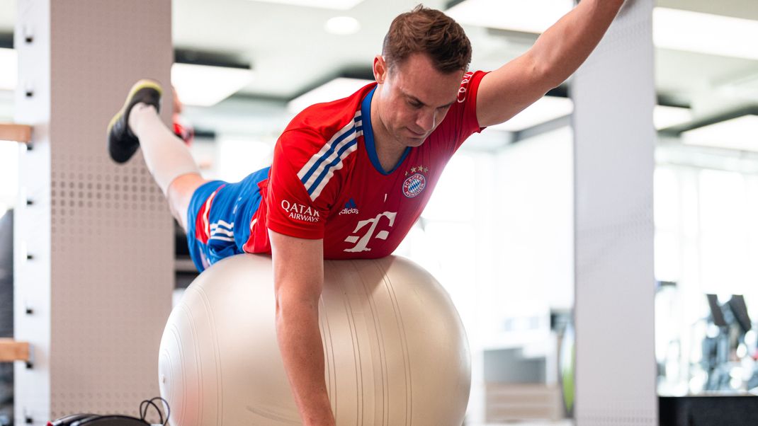 FC-Bayern-Torhüter Manuel Neuer bei Cardio-Übungen im Fitnessraum