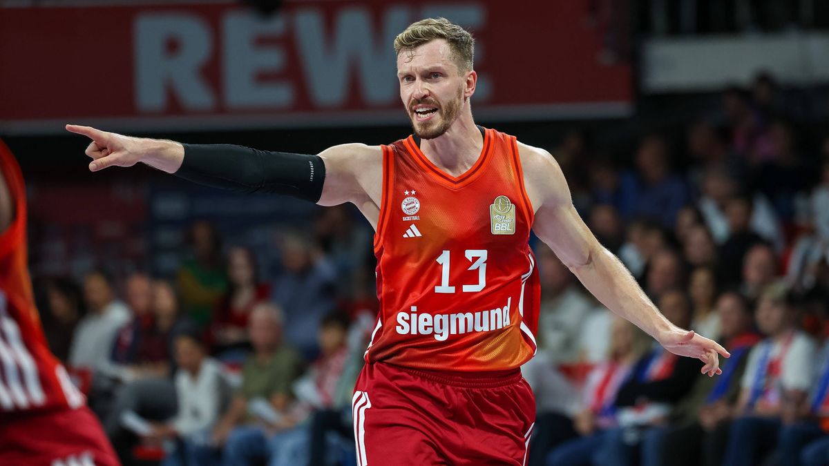 Andreas Obst (FC Bayern Basketball, 13) zeigt, gestikuliert, GER, FC Bayern Basketball vs. Veolia Towers Hamburg, Basketball, easycredit Basketball Bundesliga, 3. Spieltag, Saison 2025 2026, 05.10....