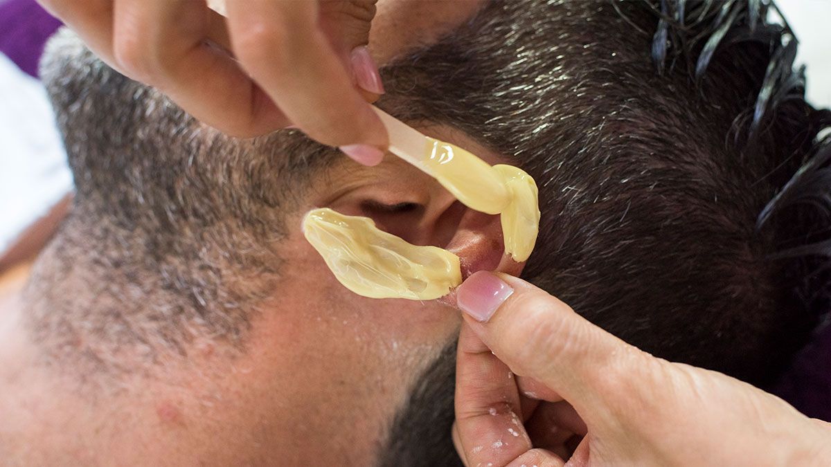 Reinigung, Peeling und Co. – wir verraten euch die Hacks zum Beauty-Trend "Earcial". Ein professionelles Haarwaxing der Ohren sollte nur von erfahrenen Kosmetiker:Innen durchgeführt werden!