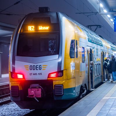 Schwerin: Fahrgäste steigen auf dem Hauptbahnhof aus einem Regionalzug.  