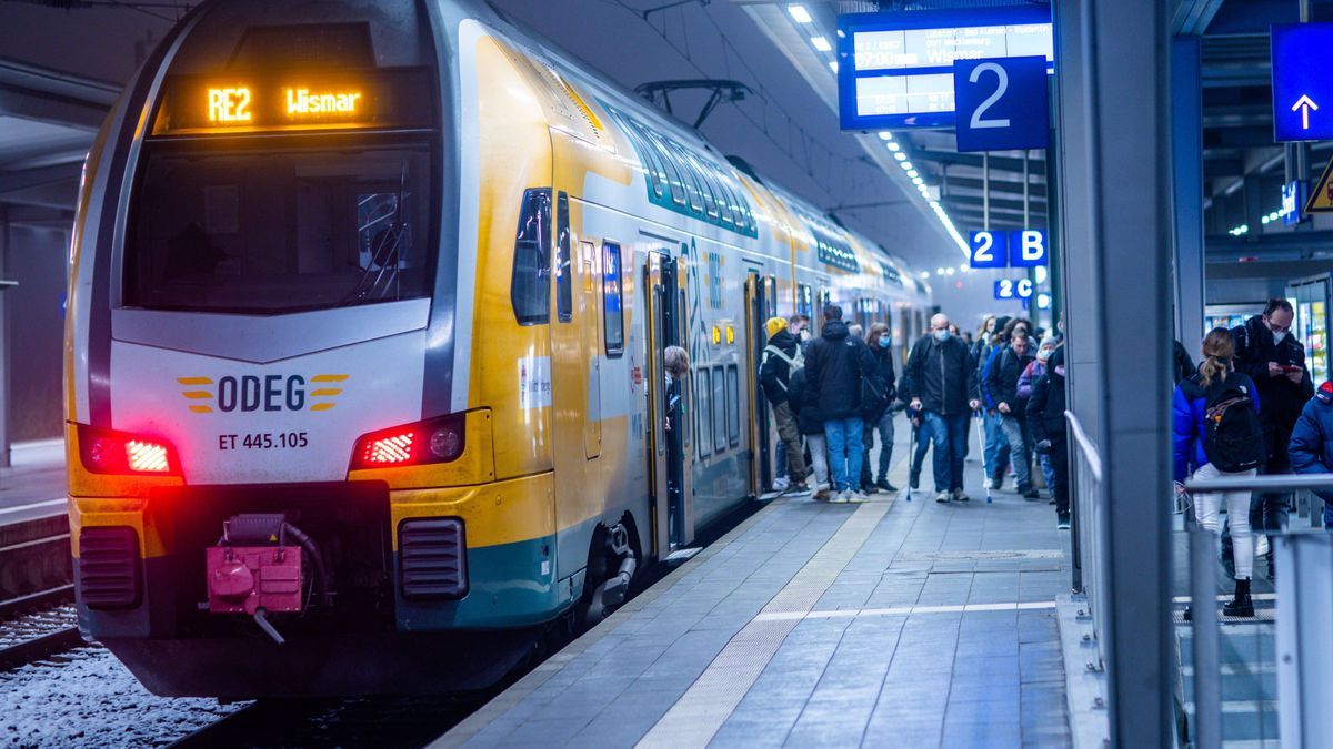 Schwerin: Fahrgäste steigen auf dem Hauptbahnhof aus einem Regionalzug.  