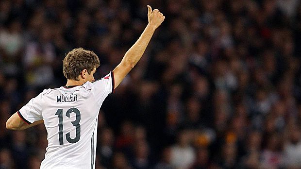 
                <strong>Thomas Müller</strong><br>
                RECHTES MITTELFELD: Thomas Müller ist aus der Nationalelf nicht wegzudenken. Mit seinen Toren und seinen Ideen ist er einer der wichtigsten Spieler im DFB-Team. Sein Einsatz auf rechts ist alternativlos.
              