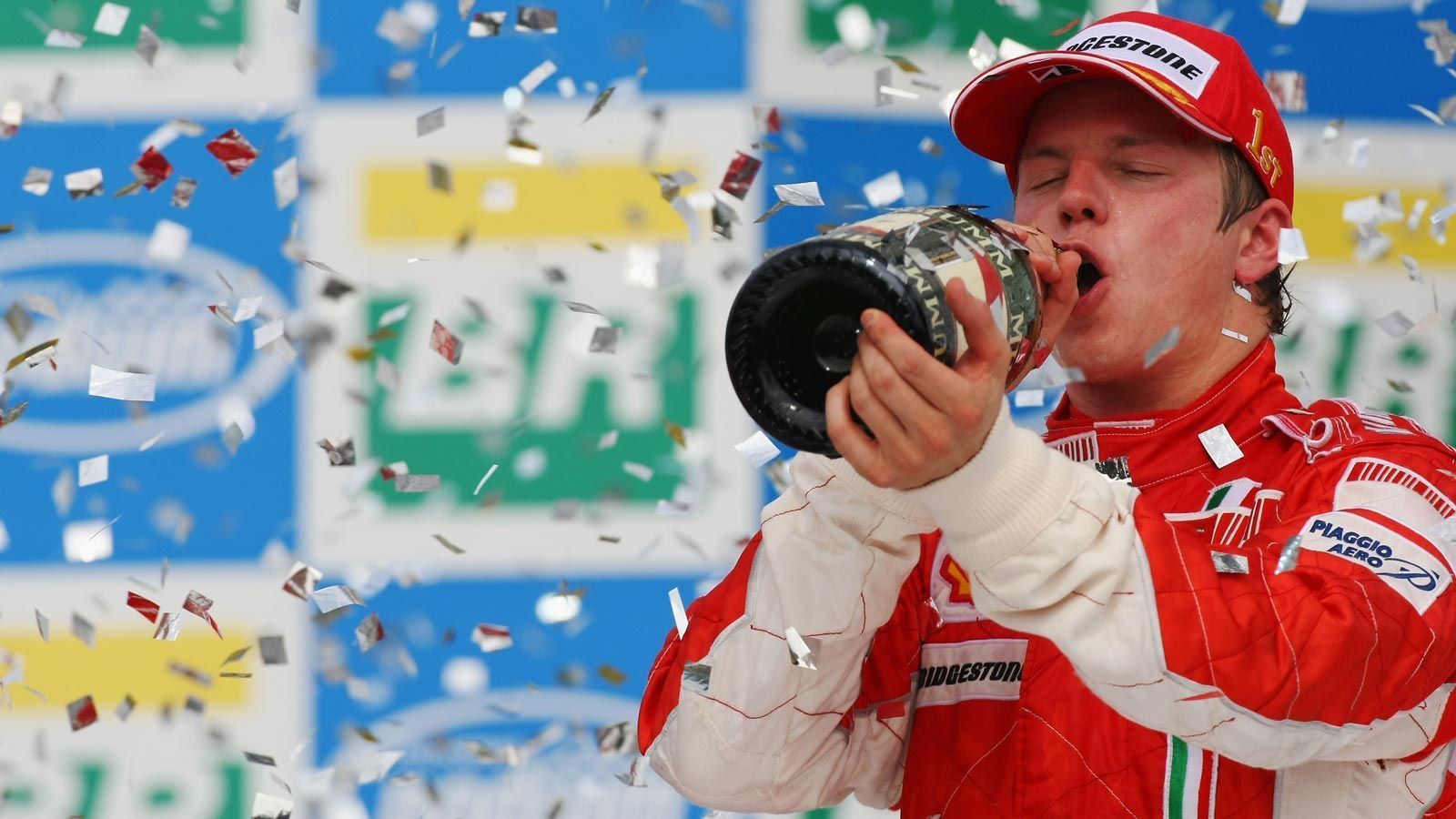 
                <strong>Kimi Räikkönen vs. Fernando Alonso vs. Lewis Hamilton (2007)</strong><br>
                Kimi Räikkönen ging als absoluter Außenseiter ins Saisonfinale 2007. Durch einen Dreher von Lewis Hamilton, der das Rennen dadurch nur auf Platz sieben beendete, und einen dritten Platz von dessen Teamkollegen Fernando Alonso wurde das Märchen doch noch war. Der Finne raste bei widrigen Bedingungen zum Sieg und feierte mit einem Punkt Vorsprung seinen ersten und einzigen Titel. Bis heute ist es der letzte Fahrer-Titel für das traditionsreiche Ferrari-Team. 
              
