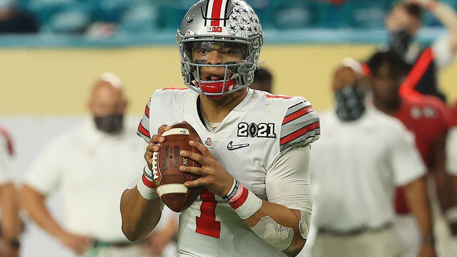 
                <strong>9. Pick Denver Broncos: Justin Fields, QB</strong><br>
                "Nachdem in meinem Draft Mac Jones bei den 49ers landet, ist Justin Fields von Ohio State der Mann für die Broncos. Es sei denn, Drew Lock ist der Mann, mit dem die Denver Broncos in die Zukunft gehen wollen. Aber das glaube ich nicht."
              