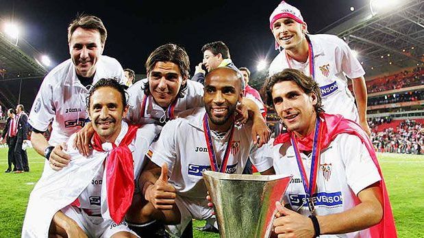 <strong>Die Europacup-Sieger seit 1990: FC Sevilla (Saison 2005/2006)</strong><br>
                Stolz präsentieren die Spieler des FC Sevilla den Pott im Philips Stadion von Eindhoven. Die Spanier besiegten den FC Middlesbrough im Endspiel von 2006 klar und deutlich mit 4:0. Im Halbfinale hatte sich das Team nach Verlängerung mit 1:0 gegen den FC Schalke 04 durchgesetzt.
