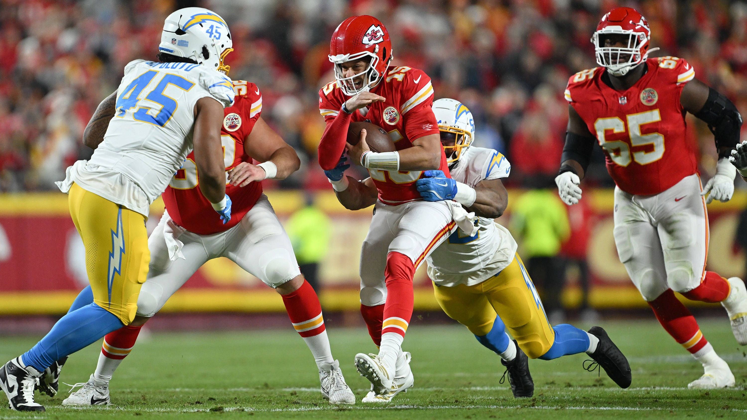 <strong>Kansas City Chiefs 45:30 Los Angeles Chargers</strong><br>In einem offensiven Shootout entscheidet Star-Quarterback Patrick Mahomes das Duell gegen Justin Herbert für sich. Im vierten Quarter setzen sich die Chiefs ab, während Herbert mit zu vielen Fehlern den Anschluss verspielt.
