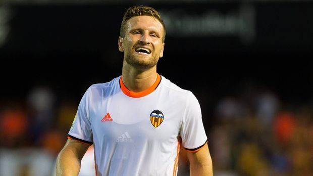 
                <strong>FC Valencia</strong><br>
                Sieger: FC Valencia. Zwar hat der Klub viele Spieler verloren, darunter auch Weltmeister Shkodran Mustafi, gleichzeitig konnte er aber auch über 100 Millionen Euro einnehmen. Im Verhältnis dazu stellten die Verantwortlichen für relativ wenig Geld einen passablen Kader zusammen. In Anbetracht der Schulden ein guter Sommer für den FC Valencia.
              