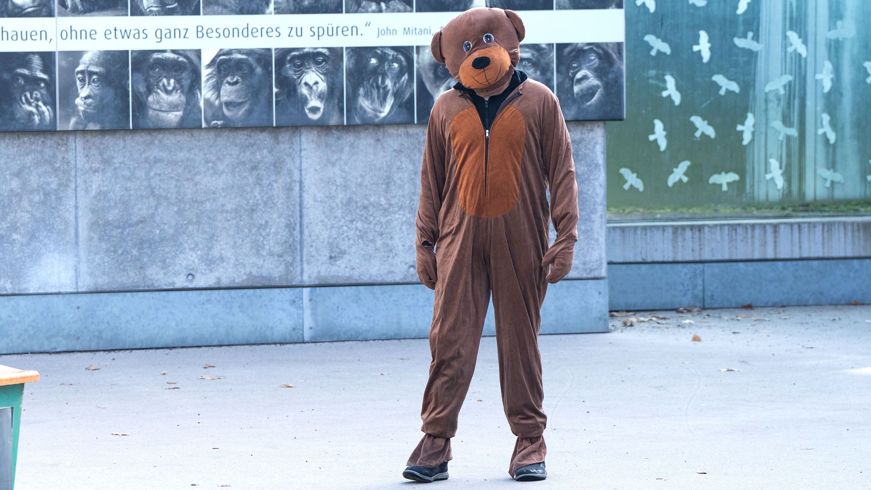 Bären-Alarm im Stuttgarter Zoo! Was nach einer skurrilen Protest-Aktion oder einem verfrühten Aprilscherz aussieht, hat einen ernsten Hintergrund: Mitarbeitende des Zoos wollen eine neue Warn-App und die damit einhergehenden Maßnahmen testen, die im Fall eines ausgebüxten Tieres zum Einsatz kommen sollen. Für eine realitätsnahe Übung schmeißt sich ein Mitarbeiter kurzerhand selbst ins Bärenkostüm.